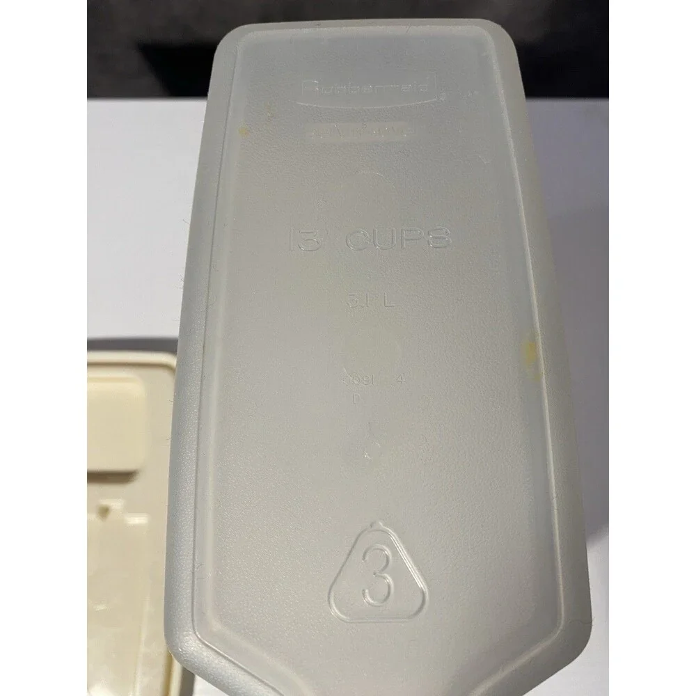 Rubbermaid Servin Saver 1.3 Gallon Plastic Cereal Keeper with Almond Lid